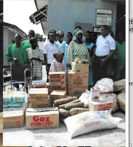 The KUTH team distributing food items and provisions